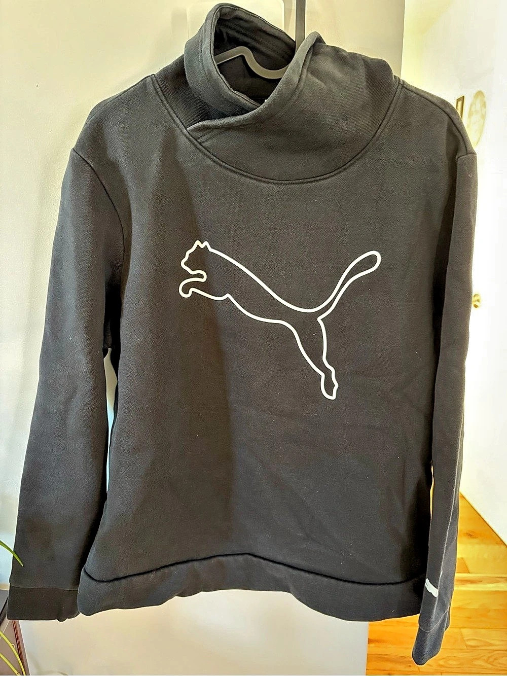 Puma Women’s Black Logo Sweatshirt Size XL